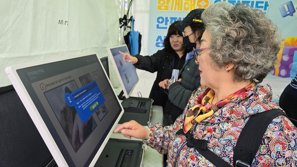▲ 한 여수시민이 ‘제59회 여수거북선축제’ 행사장에 설치된 홍보부스에서 ‘재난안전 인식도 진단’을 하고 있다.(사진제공=여수시)