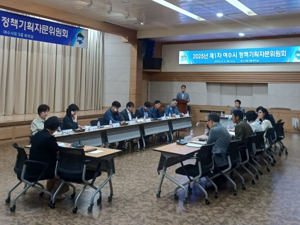▲여수시가 민선 8기 시정 현안에 대한 자문을 위해 5일 시청 회의실에서 제1차 정책기획자문위원회를 개최했다.(사진제공=여수시)