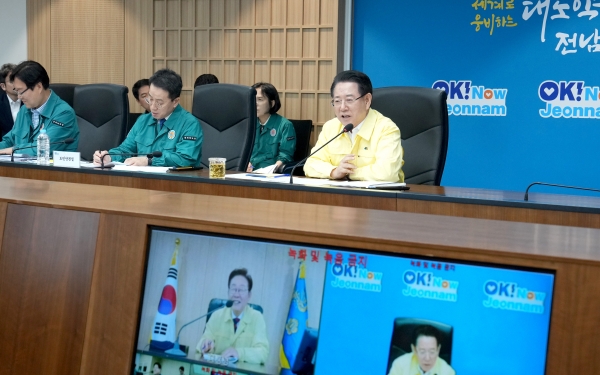 ▲김영록 전라남도지사가 5일 오후 전남도청 동부지역본부 나철실에서 중앙정부 ‘안전치안 점검 화상회의’에 참석, 이재명 대통령에게 전남지역 현안을 건의하고 있다.(사진제공=전라남도)
