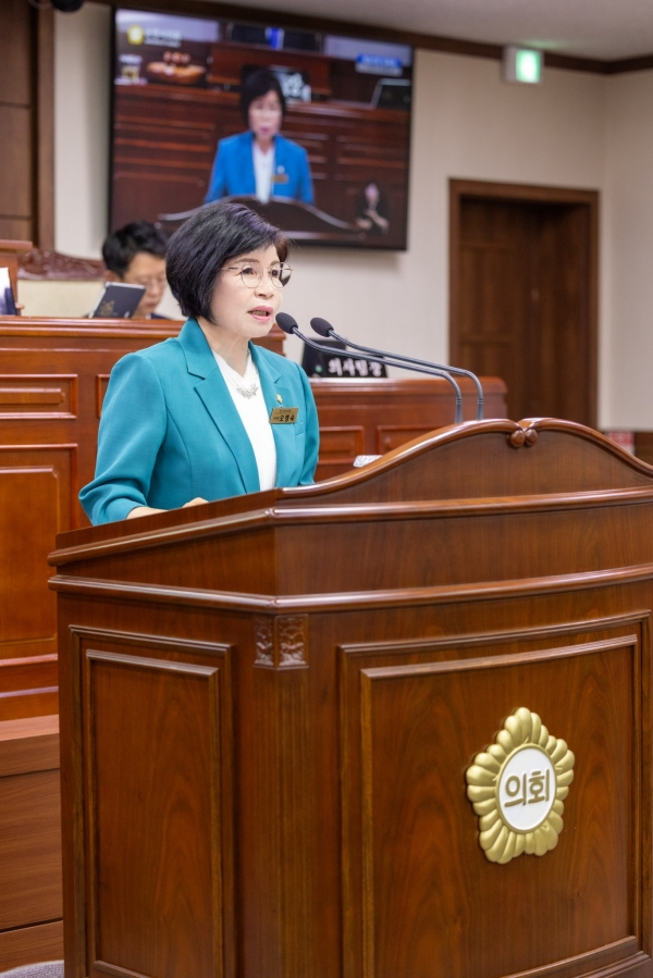 ▲오행숙 의원이 5일 제287회 제1차 정례회 제1차 본회의에서 ‘농촌지역 마을도로 환경개선’을 강력히 촉구했다.(사진제공=순천시의회)