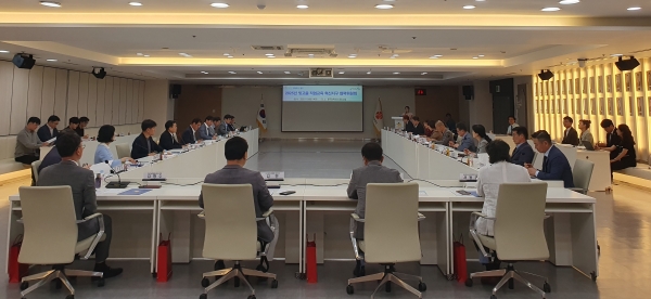 ▲광주광역시교육청이 지난 9일 시청 중회의실에서 개최한 ‘2025년 빛고을 직업 교육 혁신지구 제1차 협력위원회’에서 참석자들이 현안을 논의하고 있다.(사진제공=광주광역시교육청)