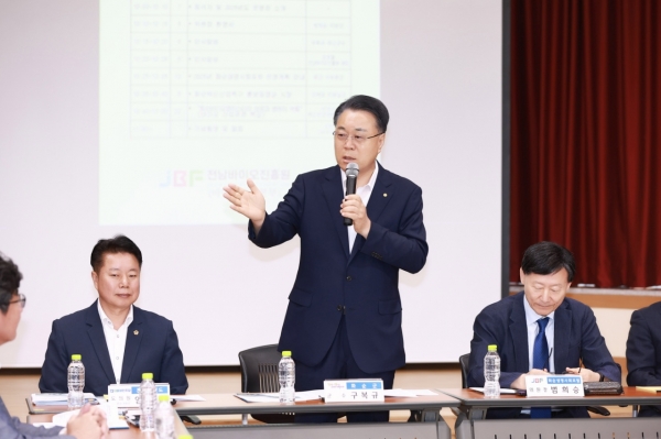 ▲구복규 화순군수가 2025년 화순생명사회포럼 간담회에서 인사말 하고 있다.(사진제공=화순군)