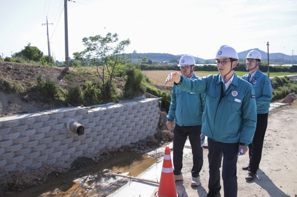 ▲우승희 영암군수가 지난 11일 ‘2025년 여름철 풍수해 대비 재해복구사업장 현장점검’으로 미암면 노적소하천을 방문했다.(사진제공=영암군)