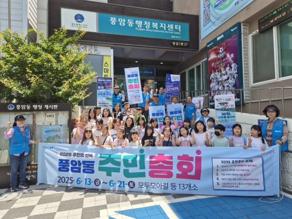 ▲이경재 영암 기찬랜드명품관 대표가 지난 10일 가게로 덕진·도포·시종면의 노인 맞춤형 돌봄 서비스 참여 어르신과 생활지원사 등 200명을 초대해 식사를 대접했다.(사진제공=영암군)