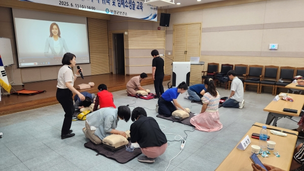 ▲보성군보건소, 교육 참석자들이 심폐소생술 실습을 진행하고 있다.(사진제공=보성군)
