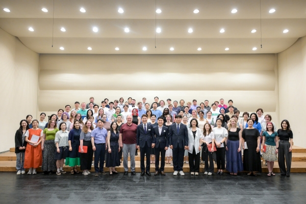 ▲노관규 순천시장을 비롯해 순천시립합창단, 미국 루이빌대학교 카디널 싱어즈 합창단이 기념사진을 찍고 있다.(사진제공=순천시)