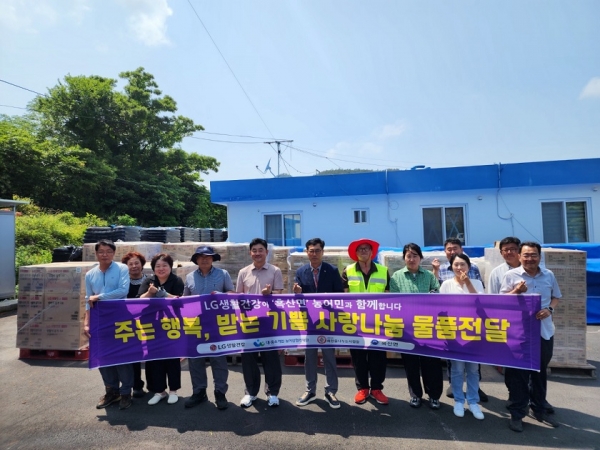 ▲사)희망을나누는사람들 후원 물품과 흑산면 주민들이 함께 기념 촬영을 하고 있다.(사진제공=신안군)