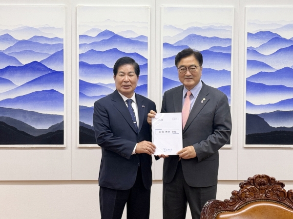 ▲공영민 고흥군수가(왼쪽)가 지난 16일 국비 확보를 위해 우원식 국회의장(오른쪽)과 면담 후 기념사진을 찍고 있다.(사진제공=고흥군)