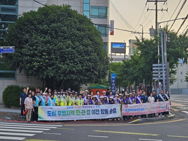 ▲지난 16일 조례 사거리에서 범죄 예방 및 안전의식 고취를 위해 민관경 합동 캠페인을 진행했다.(사진제공=순천시)