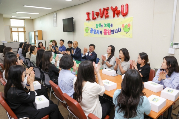 ▲광양시는 지난 17일 활기찬 직장 문화를 조성하고 직원들과의 소통을 강화하기 위해 ‘광양시가 응원합니다’ 행사를 개최했다.(사진제공=광양시)