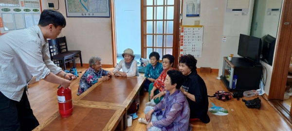 ▲무더위쉼터로 지정된 경로당 안전점검 모습(사진제공=무안군)