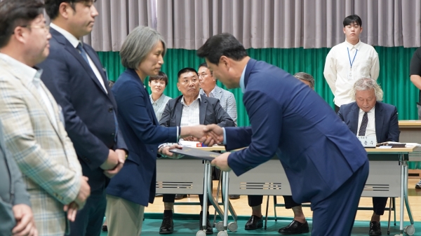 ▲전라남도체육회가 18일 오후 3시 전라남도체육회관 다목적체육관 1층에서 민선 2기 후반기 각종 위원회 위촉장 수여식을 개최한 가운데 송진호 회장이 위촉장을 수여하고 있다(사진=이기장 기자)
