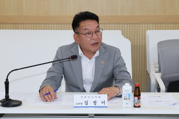 ▲김정이 전남도의원이 지난 17일 전라남도의회 중회의실에서 전라남도 의사자의 날 지정을 위한 간담회를 개최했다.(사진제공=전라남도의회)