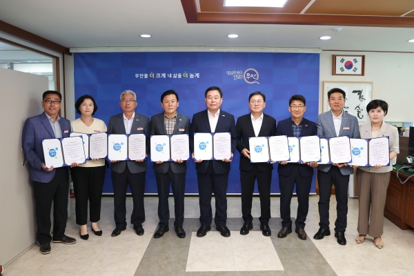 ▲직장 내 괴롭힘 근절 서약서에 서명한 김산 군수와 간부공무원들(사진제공=무안군)