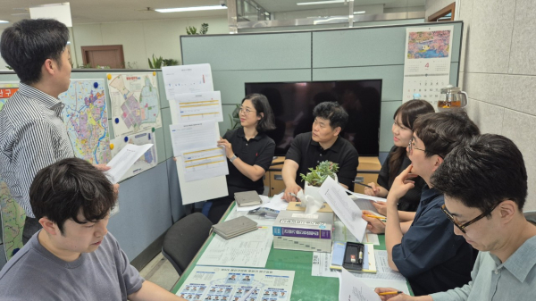 ▲광산구 건축직 공무원으로 구성된 건축 AI 동아리가 플랫폼 개발을 위한 회의를 하고 있다.(사진제공=광주 광산구)