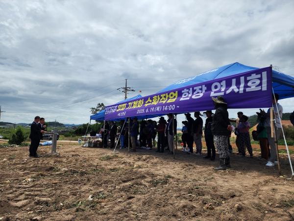 ▲지난 19일 신안군 지도읍에서 ‘양파 기계 수확 현장 연시회’를 개최했다.(사진제공=신안군)