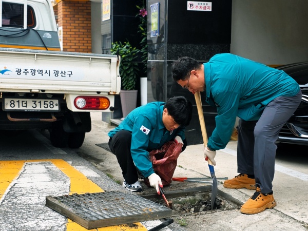 ▲광산구가 20일 송정1동에서 장마철을 대비해 빗물받이를 점검하고 있다.(사진제공=광주 광산구)