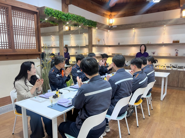 ▲지난 19일 한화에코텍 대표이사를 비롯해 실무자들이 순천만국가정원에서 테라피가든 체험을 하고 있다.(사진제공=순천시)