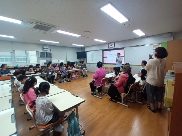 ▲순천시 성인문해학교 만학도들이 신대초등학생들의 도움을 받아 디지털 문해교육을 받고 있다.(사진제공=순천시)