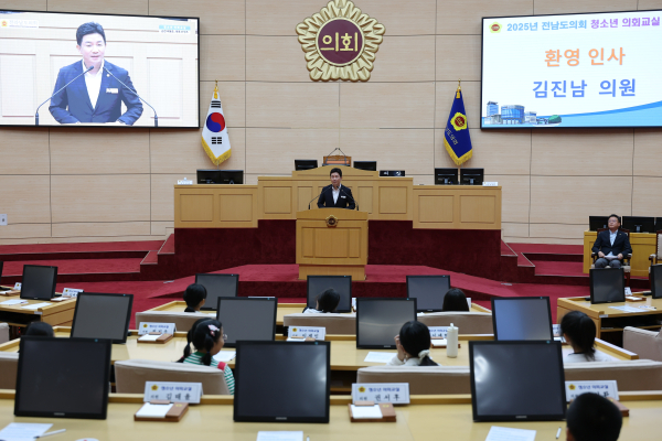 ▲김진남 전남도의원은 26일 전라남도의회 본회의장에서 열린 ‘청소년 의회교실’에 참석해 순천비봉초등학교 학생들을 격려하고 소통하는 뜻깊은 시간을 가졌다.(사진제공=전라남도의회)
