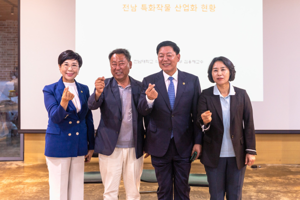 ▲농업회사법인 이반촌농원㈜ 주관으로 25일 순천 저전나눔터에서 열린 전남 토종자원 ‘산돌배’ 기능식품 산업화 전략포럼에 참석한 한춘옥(사진 왼쪽부터)전남도의원, 김동훈 이반촌농원㈜ 대표, 김정희 전남도의회 교육위원장, 이복남 순천시의원이 기념촬영 했다(사진=이기장 기자)