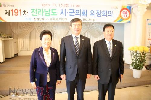 크기변환_전국시군자지구의회 의원협의회에서 수여한 지방의정 봉사상을 수상한 김주의원(왼쪽).JPG