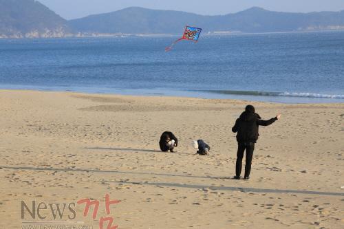크기변환_완도 신지 명사십리 해수욕장에서 연을 날리며 즐거운 시간을 보내고 있는 가족01.JPG
