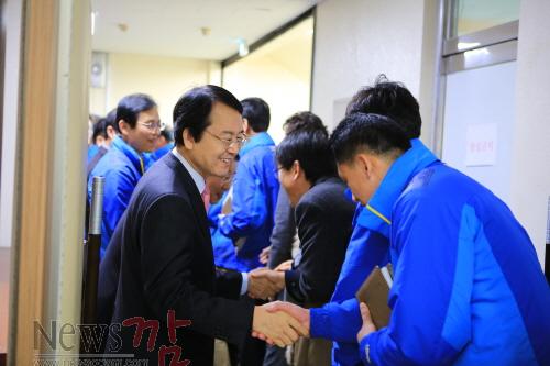 크기변환_김종식 완도군수가 2014년에도 잘해 보자는 의미에서 직원들과 인사하고 있다.jpg