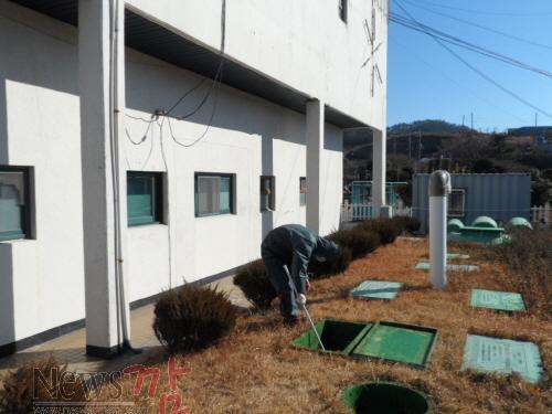 크기변환_동절기 모기 유충구제 관련 방역을 실시하고 있다 (1).JPG