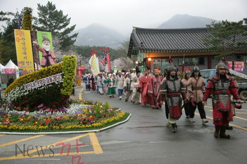 크기변환_140214-왕인문화축제_메가퍼레이드_왕인박사_일본가오9-45(2013년).jpg