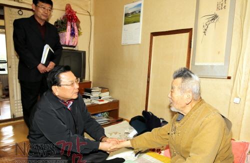 크기변환_영광군14.02.28_3.1절_맞이_국가유공자_후손가정_방문-01.JPG