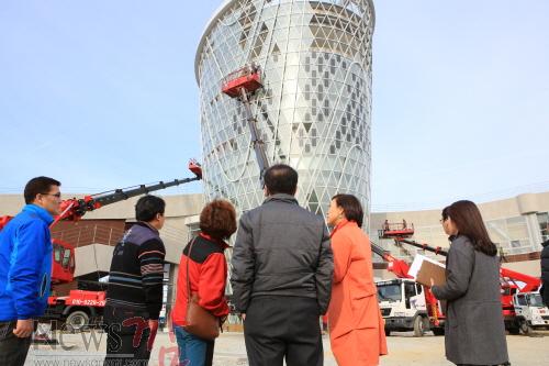 크기변환_목포영화중학교 선생님들이 현장 답사로 주제관을 둘러보고 있다..JPG