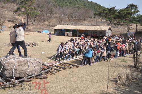 크기변환_세계유산 화순고인돌 체험행사 다채1-덮개돌 이동.jpg
