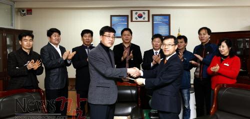 크기변환_진도군 축구협회, 유소년 축구 꿈나무에 장학금 7년째 전달.JPG