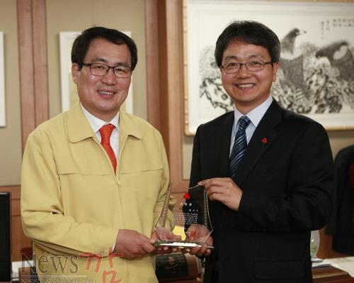 크기변환_희망나눔 성금 실적 우수시군 감사패 증정.jpg