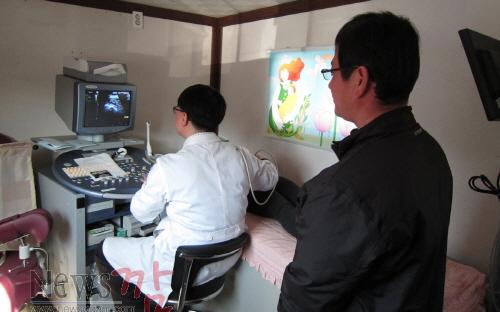 크기변환_진도군, 농어촌 외래 산부인과 지원 사업 선정(산부인과 진료 장면 자료사진).JPG