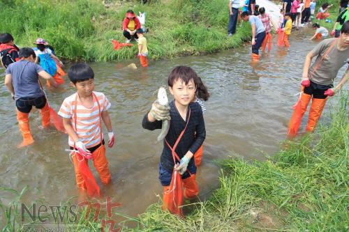 크기변환_화순힐링푸드축제 물고기 잡기 체험.jpg