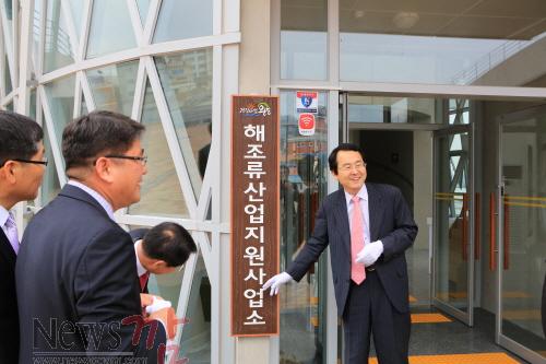 크기변환_김종식+완도군수가+현판을+가리키면+이야기를+하고+있다.JPG