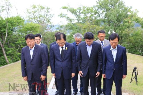 크기변환_신우철+완도군수+당선인이+당선증+수령+후+첫+일정으로+충혼탑을+찾아+호국영령앞에+참배했다.JPG