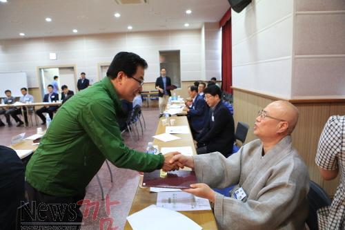 크기변환_신우철+완도군수+당선인이+좋은+군수+취임위원회+위원들을+위촉하며+악수하고+있다+(1).JPG