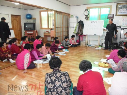 크기변환_전남 민원행정개선 우수사례 경진대회 ‘진도군 1위’(군민한글학교 수업 장면).JPG