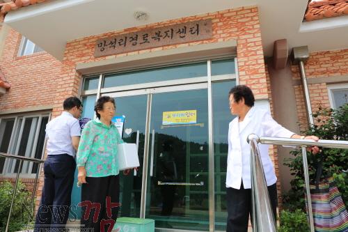크기변환_완도읍+망석리+경로복지센터가+무더위쉼터로+지정되어+운영되고+있다+(1).JPG