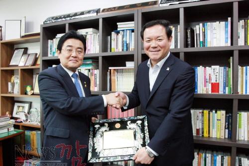 크기변환_금_사진_광주명예시민증 수여.jpg
