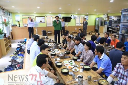 크기변환_신우철+완도군수가+2일+아침+완도읍+환경미화요원과+청소차량+운전원들을+식당으로+초청하여+아침+식사를+함께하는+자리에서+위로와+격려의+말을+하고+있다..JPG