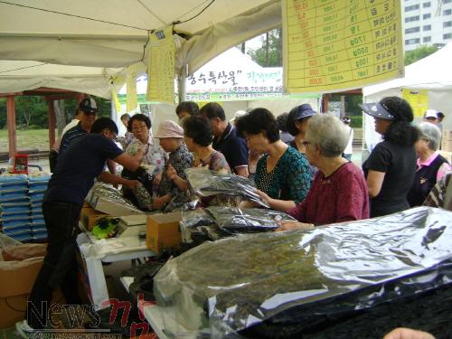 크기변환_“진도 수산물 등 특산물 먹어도 안전해요” (진도 농수특산품 특판행사 장면).JPG