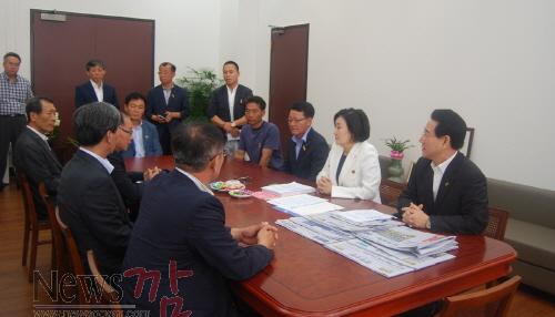 크기변환_국회를 방문 박영선 원내대표와 면담하고 있는 진도군민대책위원회 관계자들.JPG