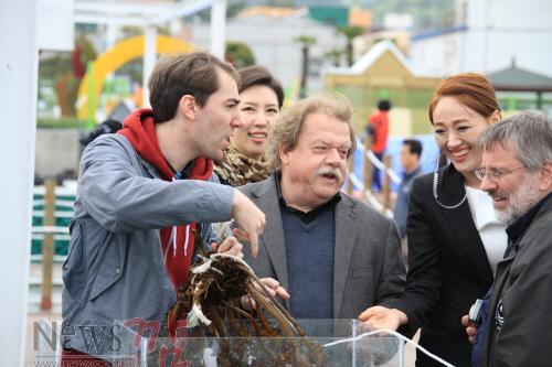 크기변환_완도국제해조류심포지엄에_참석한_국외_석학들이_미역을_들고_흥미롭게_대화중이다.[1].JPG
