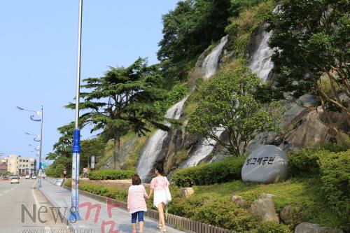 크기변환_완도_빙그레_공원_폭포_(1)[1].JPG