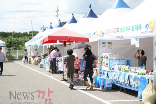크기변환_8월26일~27일_이틀간_경상북도_경산산업단지에서_영호남이_하나되는_추석맞이_농·수산물_직거래_장터가_개장되어_주변_주민들이_둘러보고_있다.[1].JPG