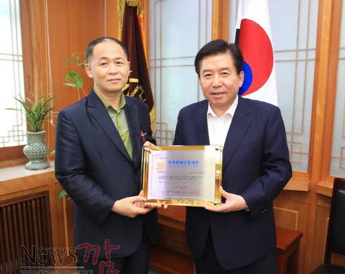 크기변환_구충곤_화순군수_한국평화언론대상_수상[1].jpg